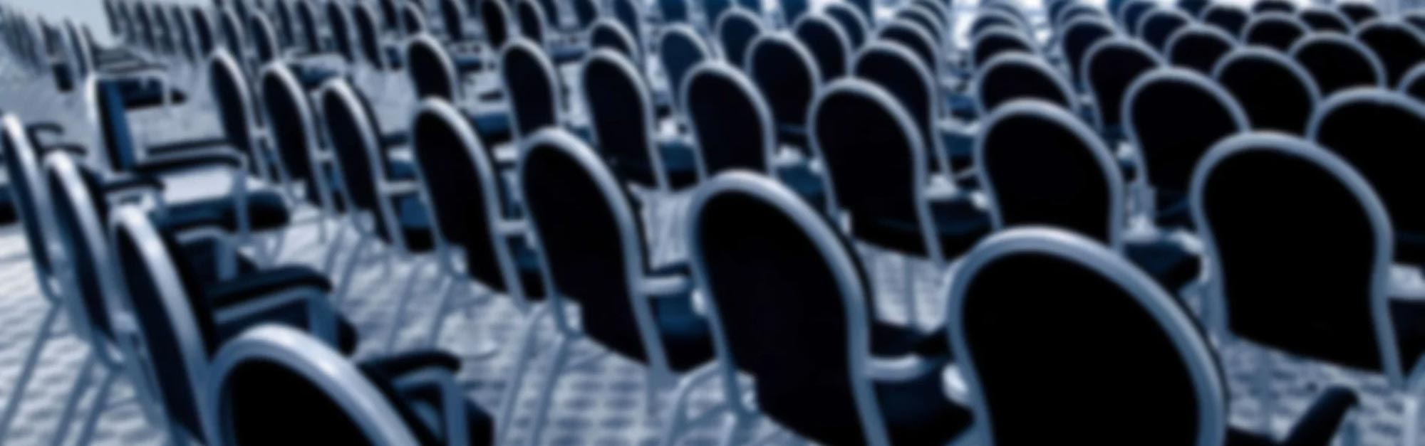 Konferens i Halmstad där stolar är uppställda på rad
