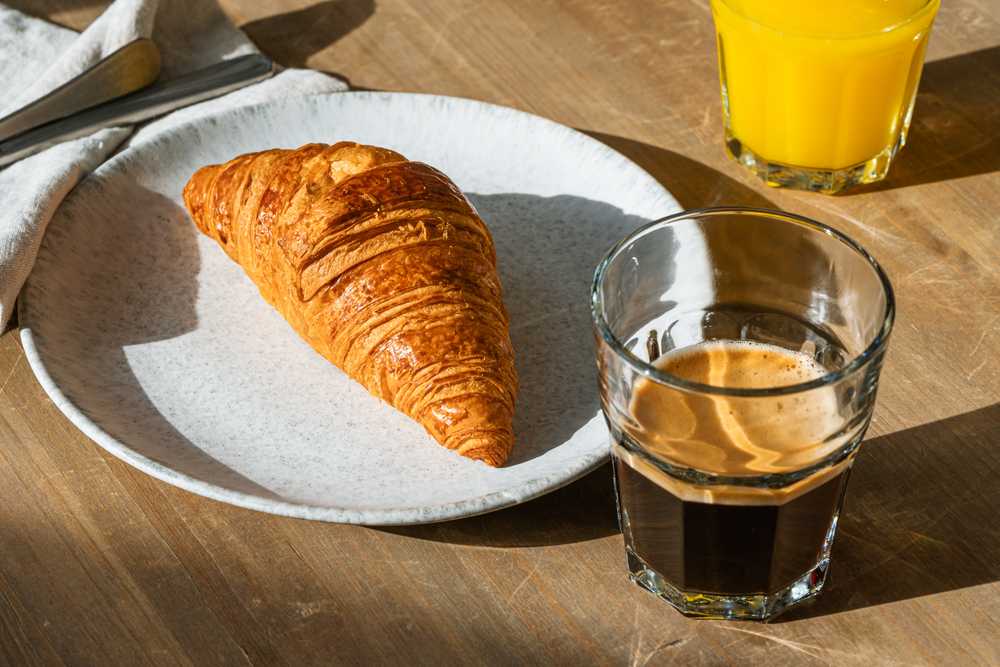 Croissant och nybryggt kaffe